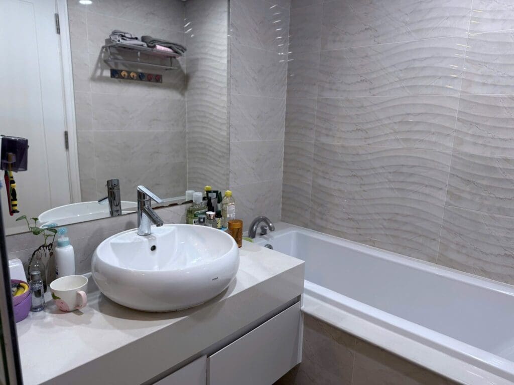 Phòng tắm có bồn nằm tiện nghi tại căn hộ vinhomes central park