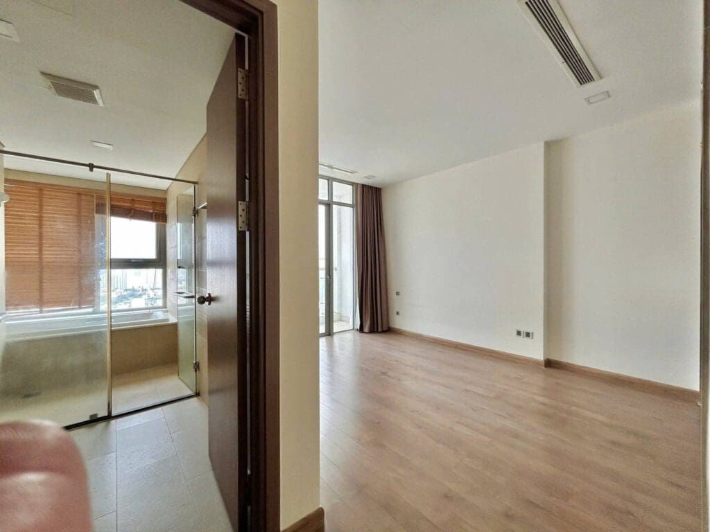 Phòng ngủ căn hộ vinhomes lót sàn gỗ có cửa sổ lớn