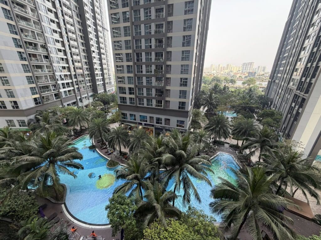 View hồ bơi xanh mát từ ban công căn hộ park 7