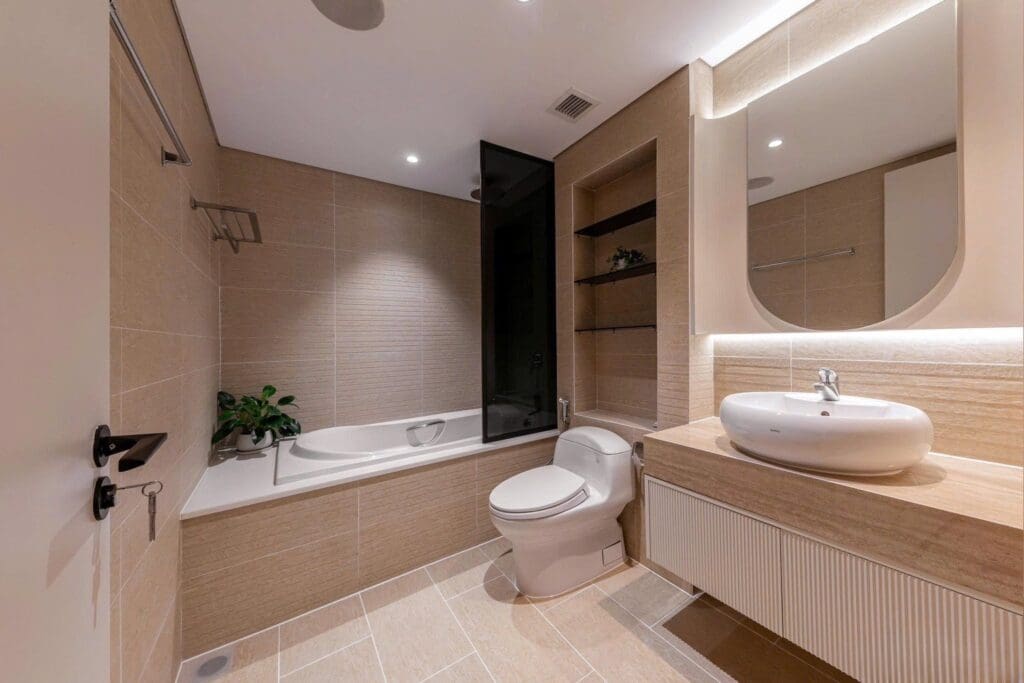 Phòng tắm master có bồn nằm tiện nghi tại vinhomes central park